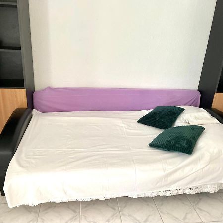 Apartmán Garsoniera La Curte Paula Constanţa Exteriér fotografie
