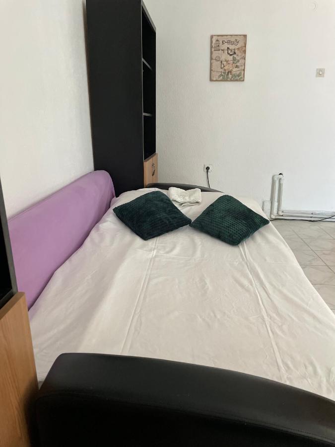 Apartmán Garsoniera La Curte Paula Constanţa Exteriér fotografie