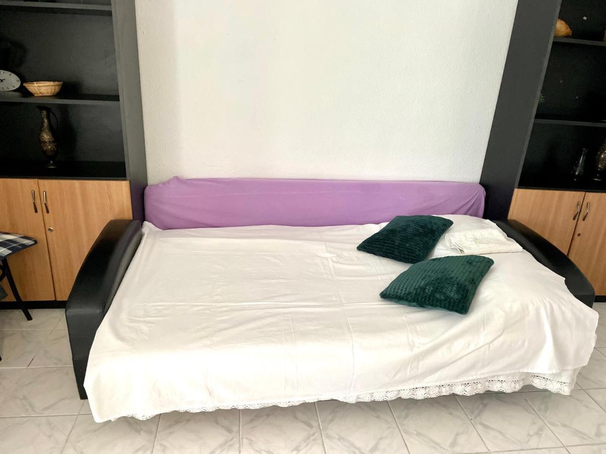 Apartmán Garsoniera La Curte Paula Constanţa Exteriér fotografie